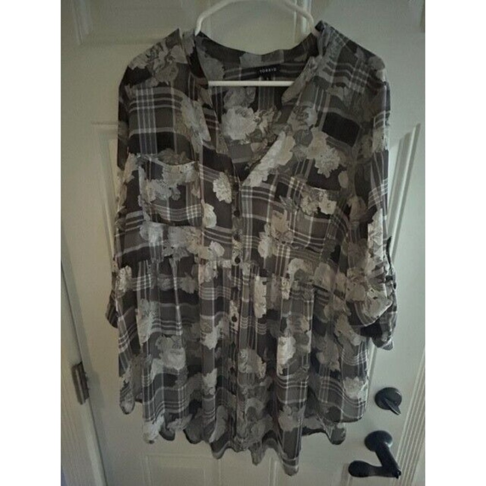 Torrid Blouse Womens Size 2 Gray Floral Button Up Pockets Roll Tab Sleeve EUC